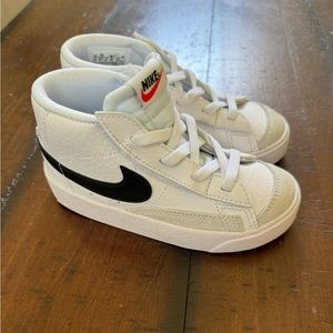 NIB - Kids Nike Blazer Mid ‘77s (9c)